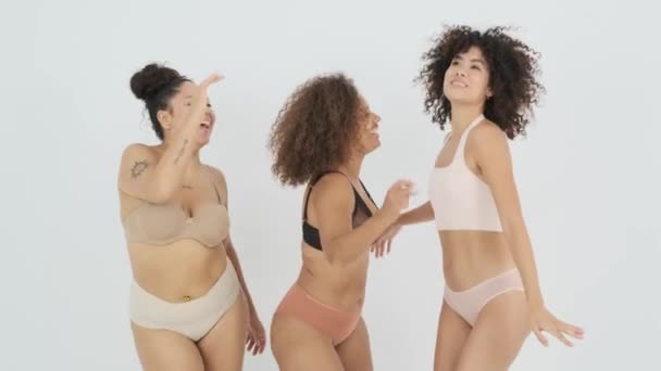 Wesoły Młody Czarny Azjatycki Fit Otyłe Kobiety Modele Ciemnymi Włosami — Wideo stockowe
