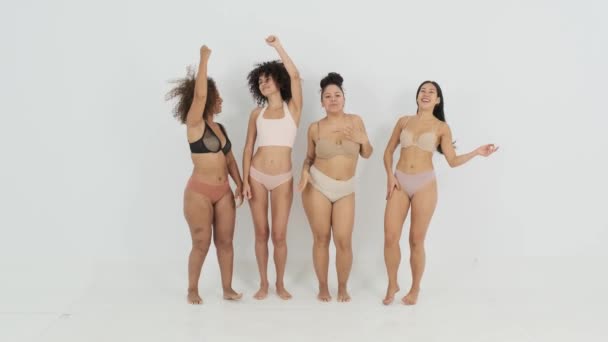 Повна Довжина Веселих Молодих Впевнених Собі Багатоетнічних Жіночих Моделей Темним — стокове відео