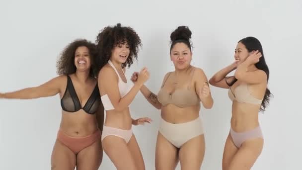 Grupo Mujeres Femeninas Jóvenes Multirraciales Forma Tallas Grandes Con Cabello — Vídeos de Stock
