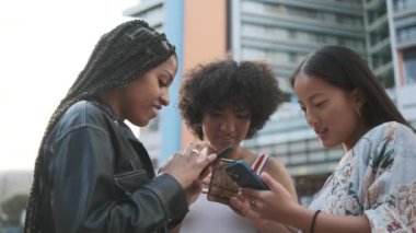 Arkadaşları olan trans bir kadının şehirde cep telefonunu kullanması.