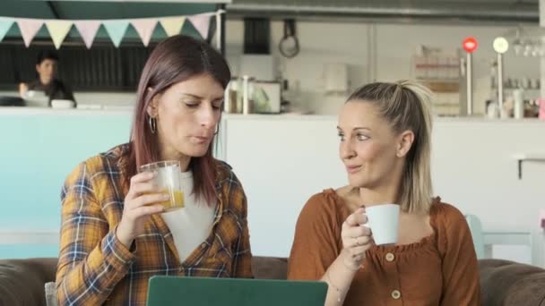 Két Mosolygó Beszél Laptopot Használ Miközben Kávét Gyümölcslevet Isznak Egy — Stock videók