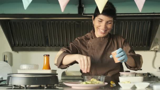 Женщина Готовит Тост Авокадо Улыбается Работая Кухне Месте Здорового Питания — стоковое видео
