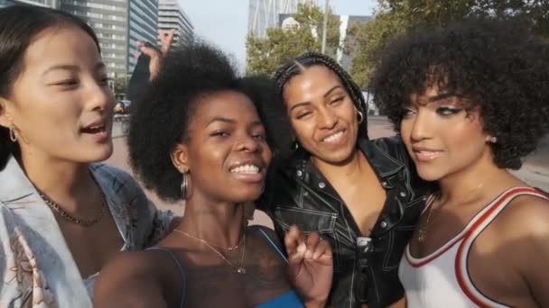 多民族の女友達の集団のスローモーションと自撮りしながらのトランス女ジェスチャー — ストック動画