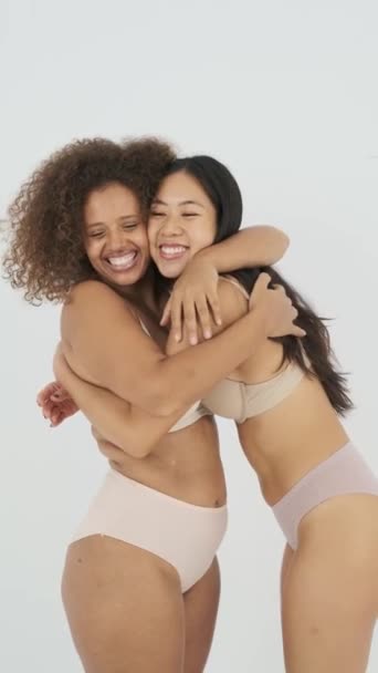 Adegan Statik Dari Wanita Multirasial Yang Bahagia Dengan Memakai Bra — Stok Video