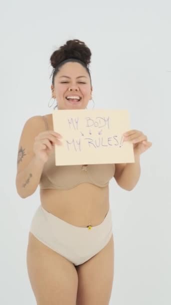 차림의 과체중인 여성의 이에내 새겨져 배경에 추면서 미소짓고 — 비디오