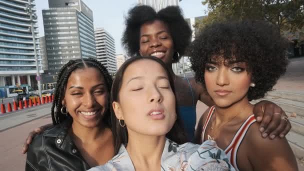 Şehirde Selfie Çekerken Çok Irklı Arkadaşlar Pozu Veriyorlar — Stok video