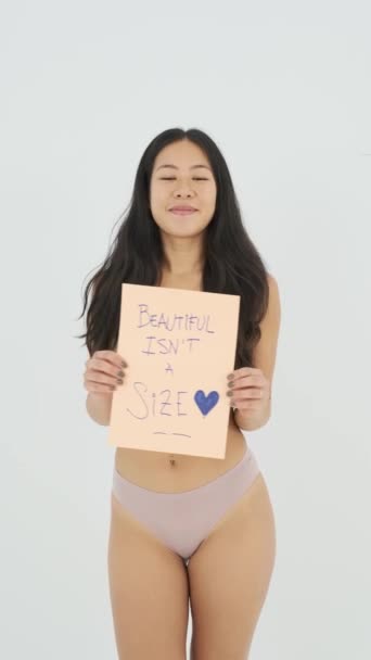 Foto Estática Mujer Asiática Optimista Ropa Interior Mostrando Una Hoja — Vídeos de Stock