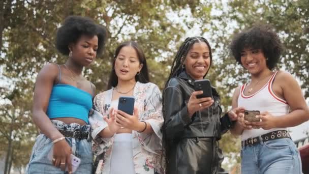 一个快乐的跨性别女性和女性朋友在公园使用手机的慢镜头 — 图库视频影像