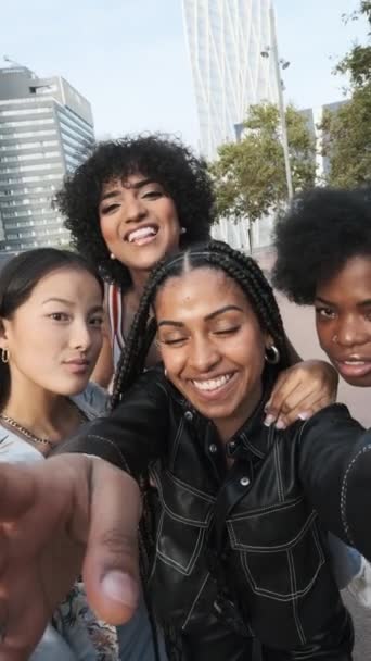 Vídeo Vertical Cámara Lenta Alegres Amigos Multiculturales Una Selfie Transgénero — Vídeo de stock