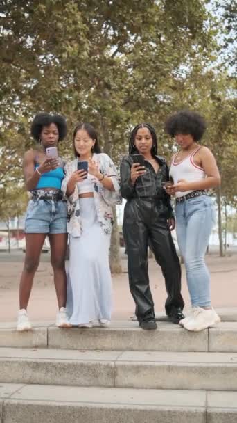 变性妇女与朋友在街上用手机慢动作的垂直视频 — 图库视频影像