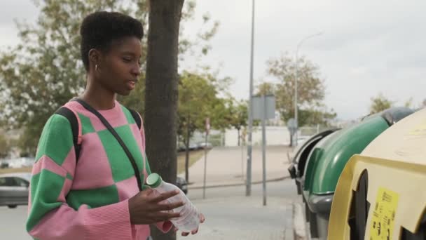 Медленное Видео Африканской Женщины Перерабатывающей Бутылку Воды Уличных Контейнерах — стоковое видео