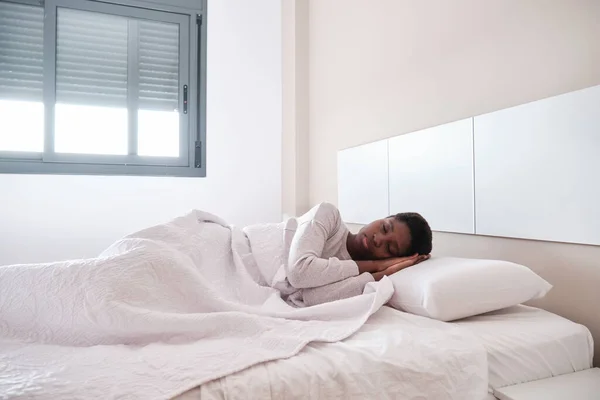 Jonge Zwarte Vrouw Liggend Bed Met Wit Beddengoed Handen Onder — Stockfoto