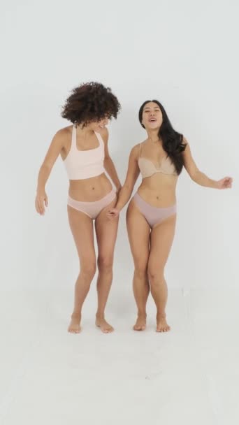 Statisk Skud Fuld Krop Glade Multiraciale Kvindelige Modeller Undertøj Smilende – Stock-video