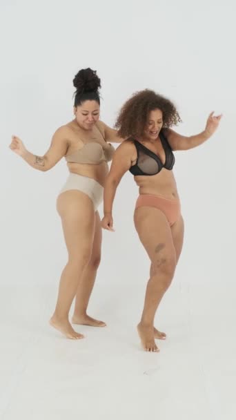 Volledig Lichaam Van Jonge Positieve Lichaam Positieve Multiraciale Size Vrouwelijke — Stockvideo