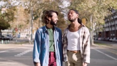 Mulitetik eşcinsel bir çiftin şehir sokaklarında sohbet edişinin yavaş çekim videosu.