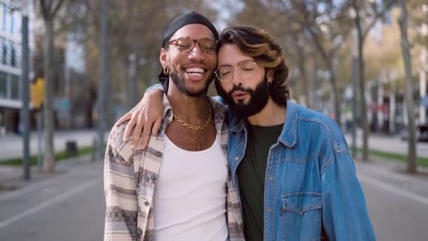 Vídeo Câmera Lenta Casal Gay Multicultural Andando Abraçado Enquanto Rua — Vídeo de Stock