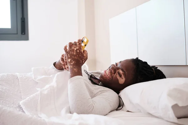 Gelukkig Afro Amerikaanse Vrouw Liggend Bed Met Wit Linnen Terwijl — Stockfoto