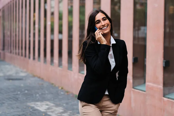 stock image Portrait of a beauty businesswoman smiling while talking to the mobile in the street