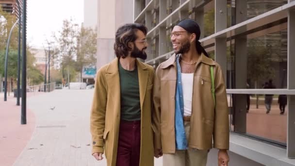 Hidasliikkeinen Video Onnellinen Homo Pari Kädestä Kävellessään Kaupungin Kadulla — kuvapankkivideo