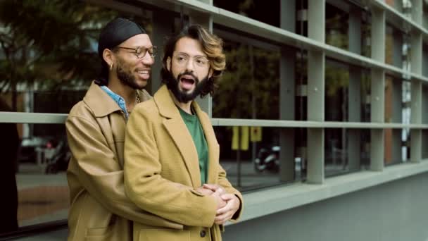 Rallentatore Video Afro Gay Uomo Abbracciando Indietro Suo Caucasico Partner — Video Stock