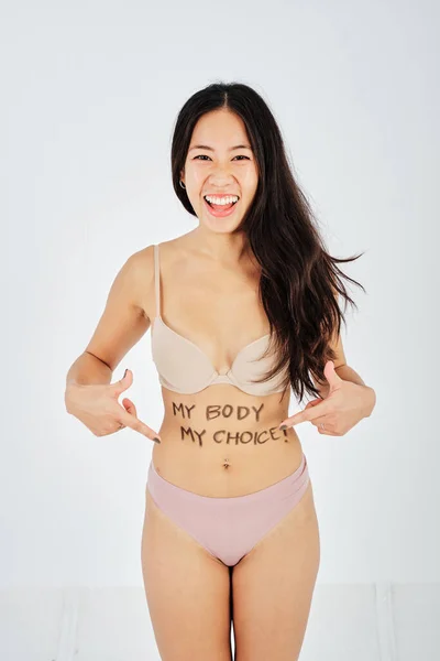 私の体を指している間 私の選択は胃の上に書かれました — ストック写真