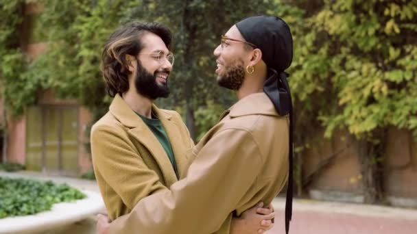 都市の通りで話をしながら 美しいを含む多文化的な同性愛者のカップルの旅行とスローモーションビデオ — ストック動画