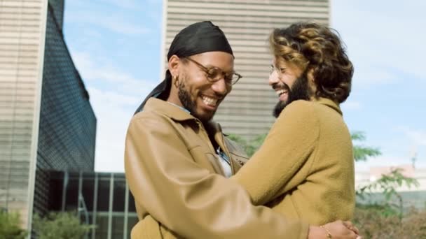 在城市街头拥抱时 一对快乐的多文化同性恋夫妇笑的慢镜头 — 图库视频影像