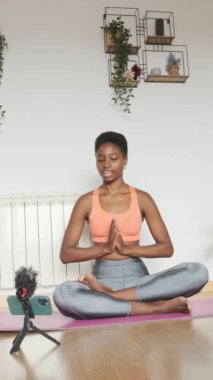 Siyah bir fitness kadınının yavaş çekim videosu mobil bir sohbet ve veda videosu çeker.