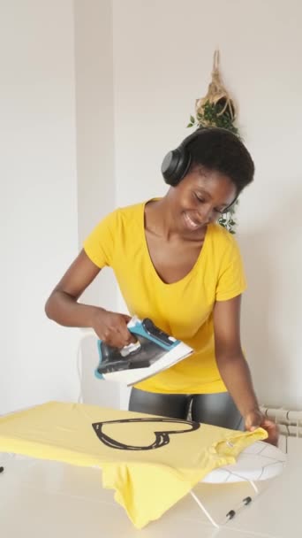 Vertikales Zeitlupenvideo Einer Fröhlichen Afro Frau Die Beim Bügeln Hause — Stockvideo