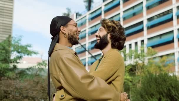 慢动作视频 一对多元文化的同性恋夫妇在城市街道上交谈时温柔地拥抱在一起 — 图库视频影像