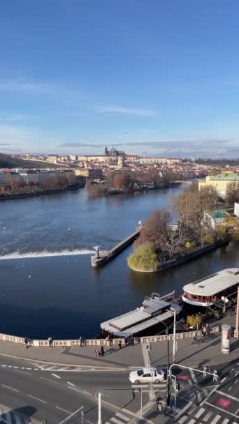 Vídeo Vertical Con Recorrido Vistas Panorámicas Ciudad Río Praga — Vídeos de Stock