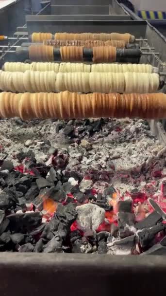 Függőleges Videó Szabadban Parázs Sütés Kémény Torta Egy Tipikus Desszert — Stock videók