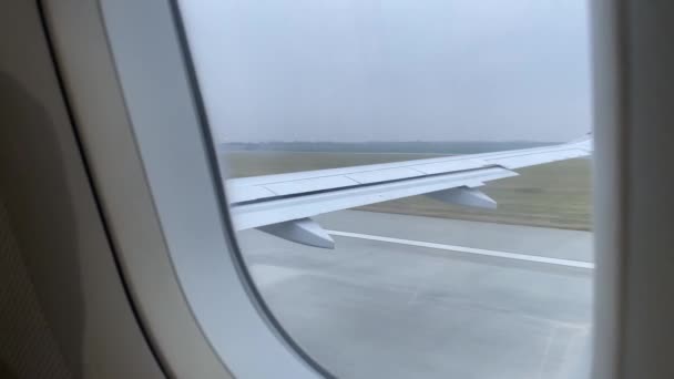 Відео Видів Вікна Літака Злітає Злітно Посадкової Смуги Аеропорту — стокове відео