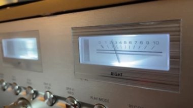 Antik bir radyo dalgasının hareket halindeki iğnesinin videosu.