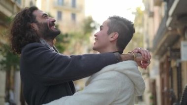 Sokakta gülen ve sohbet eden mutlu bir homoseksüel çiftin yavaş çekim videosu.