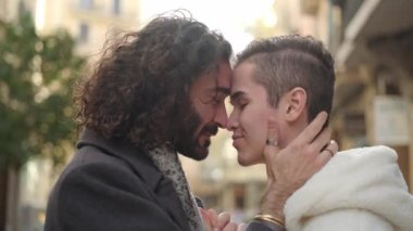 Kafkasyalı mutlu homoseksüel aşıkların yavaş çekim videosu şehrin sokaklarında şefkatle kucaklandı.