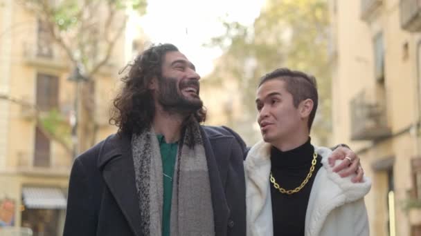 Alışveriş Torbalarıyla Sokakta Yürüyen Eşcinsel Bir Çiftin Yavaş Çekim Videosu — Stok video
