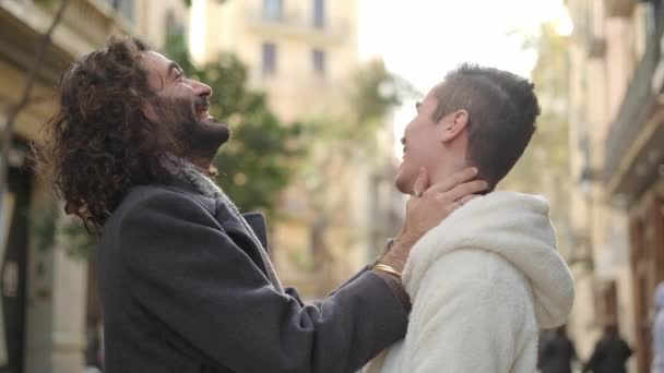 Vídeo Cámara Lenta Una Feliz Pareja Homosexual Abrazándose Tiernamente Calle — Vídeos de Stock