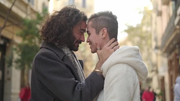 Rallentatore Video Romantico Scena Gay Coppia Abbracciare Affettuosamente Strada — Video Stock