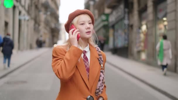Turuncu Şapkalı Takım Elbiseli Asyalı Bir Kadının Cadde Boyunca Yürürken — Stok video