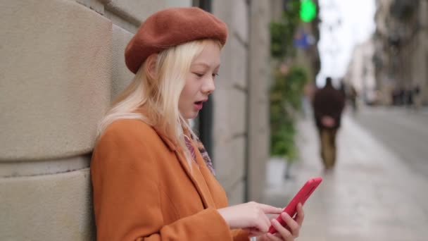 一个亚洲金发女人在街上用手机拍摄的慢镜头 — 图库视频影像