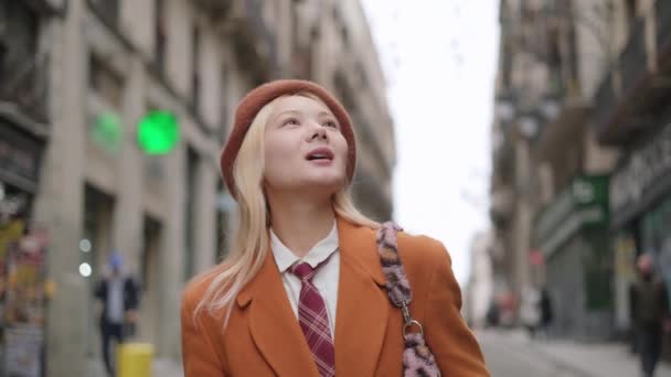 一个兴奋的亚洲女人在游览城市街道时表达情感的慢镜头 — 图库视频影像