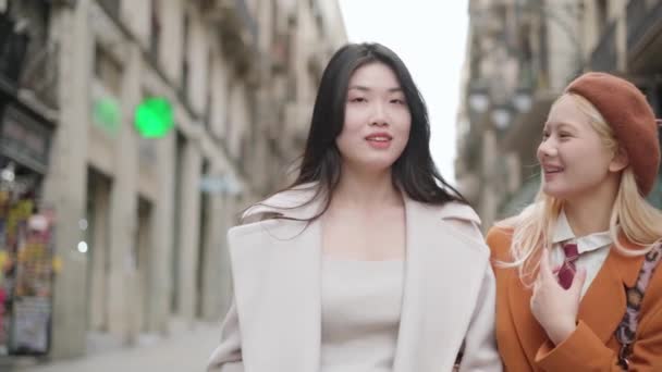 Zeitlupenvideo Eines Lesbischen Asiatischen Paares Das Auf Der Straße Spaziert — Stockvideo