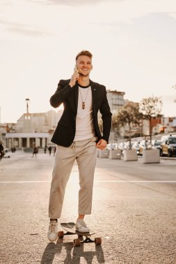 Kafkas tarzı bir adamın cep telefonuyla konuşurken dikey portresi.