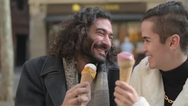 一对快乐的同性恋夫妇在街上吃冰淇淋时调情的慢镜头 — 图库视频影像