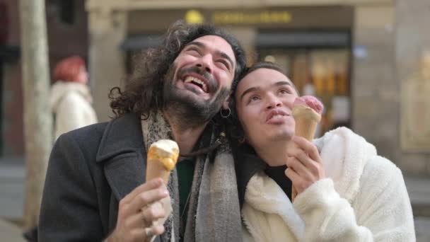 Zpomalené Video Šťastného Homosexuálního Páru Vzhlížející Obloze Zatímco Mluví Zmrzlinu — Stock video