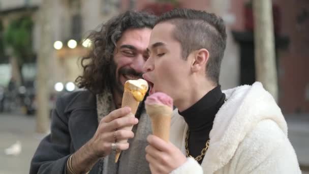 一对同性恋夫妇在街上分享冰淇淋时开玩笑的慢镜头 — 图库视频影像