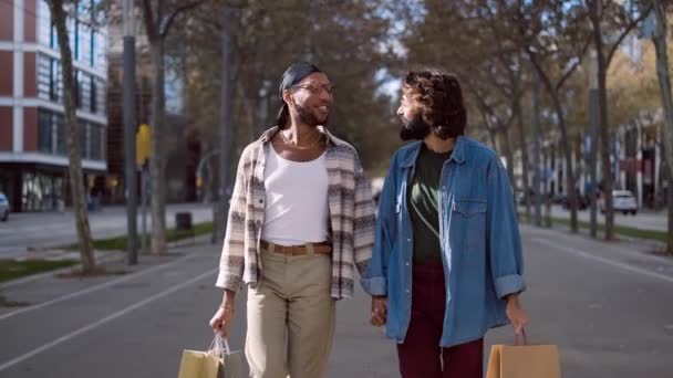 Zeitlupenvideo Eines Coolen Und Glücklichen Homosexuellen Paares Das Mit Papiereinkaufstüten — Stockvideo