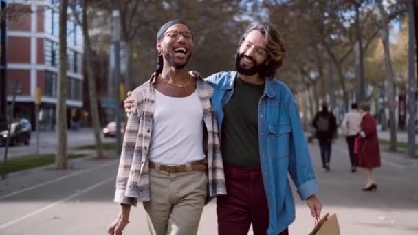 Медленное Движение Фронтального Видео Мультикультурной Стильной Гей Пары Идущей Обнявшись — стоковое видео