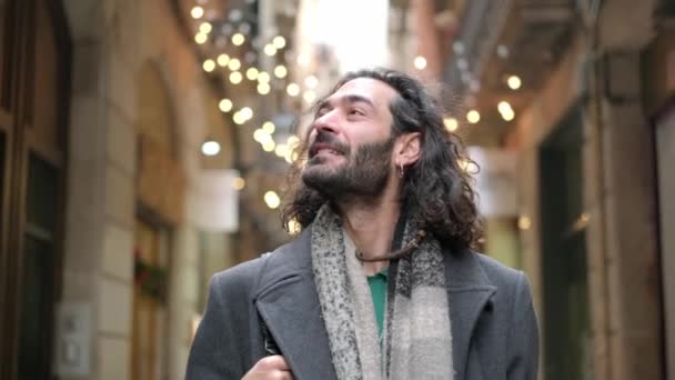 Akşamları Yanan Bir Şehrin Sokaklarında Yürürken Gülümseyen Mutlu Bir Adamın — Stok video